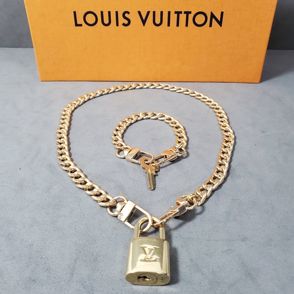 #307 AUthentic LOUIS VUITTON Lock Key Set Padlock Brass Polished Gold Ne… - Picture 16 of 16
